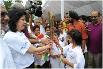 Mrs Annabel Dillon, Chef De Mission of the Singapore contingent to the XIX Commonwealth Games with the community at the India House. Mrs Annabel Dillon, Chef De Mission of the Singapore contingent to the XIX Commonwealth Games with the community at the India House.